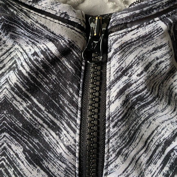 Lululemon Hot To Street Bra 8 - Picture 8 of 9